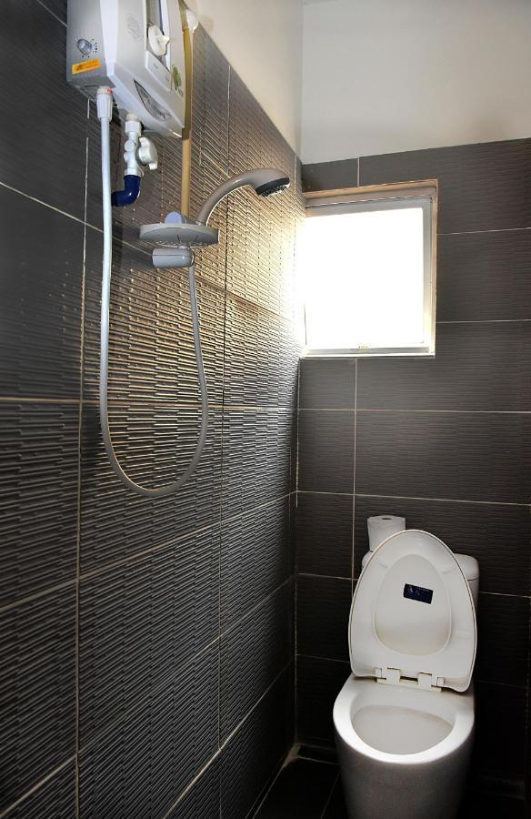 Albergue Harbourside Backpackers Sandakan Exterior foto